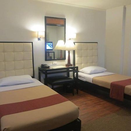 טקלובן Hotel Alejandro מראה חיצוני תמונה