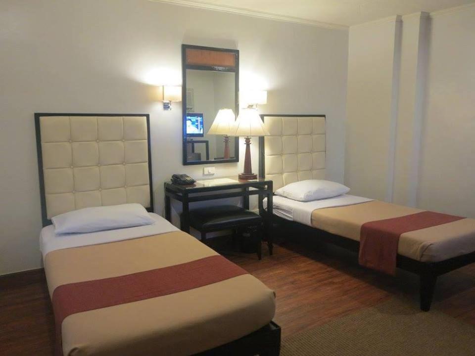 טקלובן Hotel Alejandro מראה חיצוני תמונה
